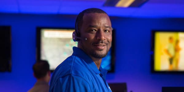 HTC employee gives members support